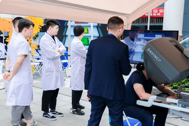 科技领航 健康中国丨重医附二院举办手术机器人科普开放日活动