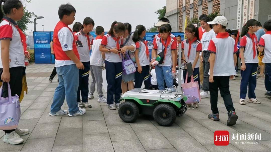 种下热爱科学的种子 四川宜宾小学生走进大学校园体验人工智能