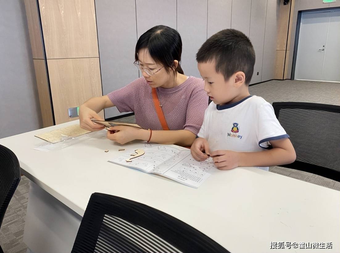 霍山县图书馆开展霍图“百姓课堂”——恐龙百科AR阅读推广活动