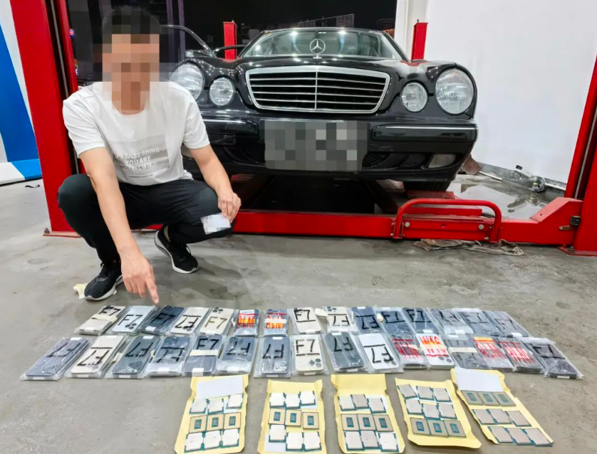 2 辆奔驰走私电子产品被查,中控台藏匿 130 台手机、45 个 CPU