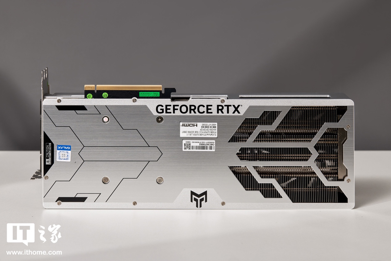 【IT之家开箱】影驰GEFORCE RTX 4080 SUPER金属大师显卡图赏:裹满金属装甲的科技风性能怪兽