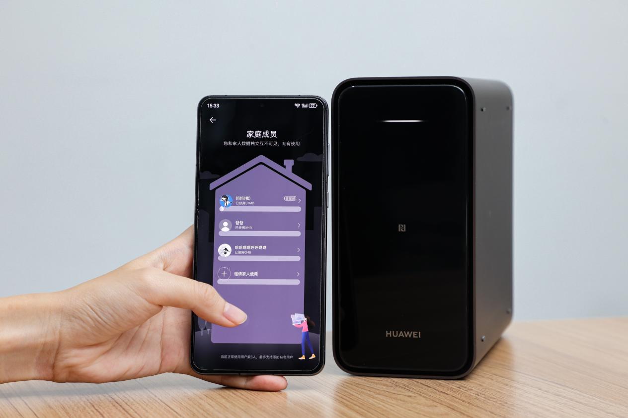 华为手机的扩容神器成 AWE 新宠,家用 NAS 还得看华为家庭存储