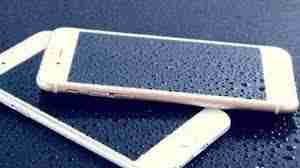 <p>iPhone进水紧急处理步骤如下:</p><ol><li><p><strong>立即断电</strong>:迅速将iPhone从水中取出,立刻长按侧边键和音量下键,强制关机。这是最关键的一步,可防止内部电路短路。</p></li><li><p><strong>移除配件</strong>:取下手机壳、SIM卡托等所有外部配件,并拔掉充电线或耳机等连接设备。</p></li><li><p><strong>轻拍排水</strong>:握住iPhone,将连接端口(充电口)朝下,轻轻拍打手腕,利用重力甩出内