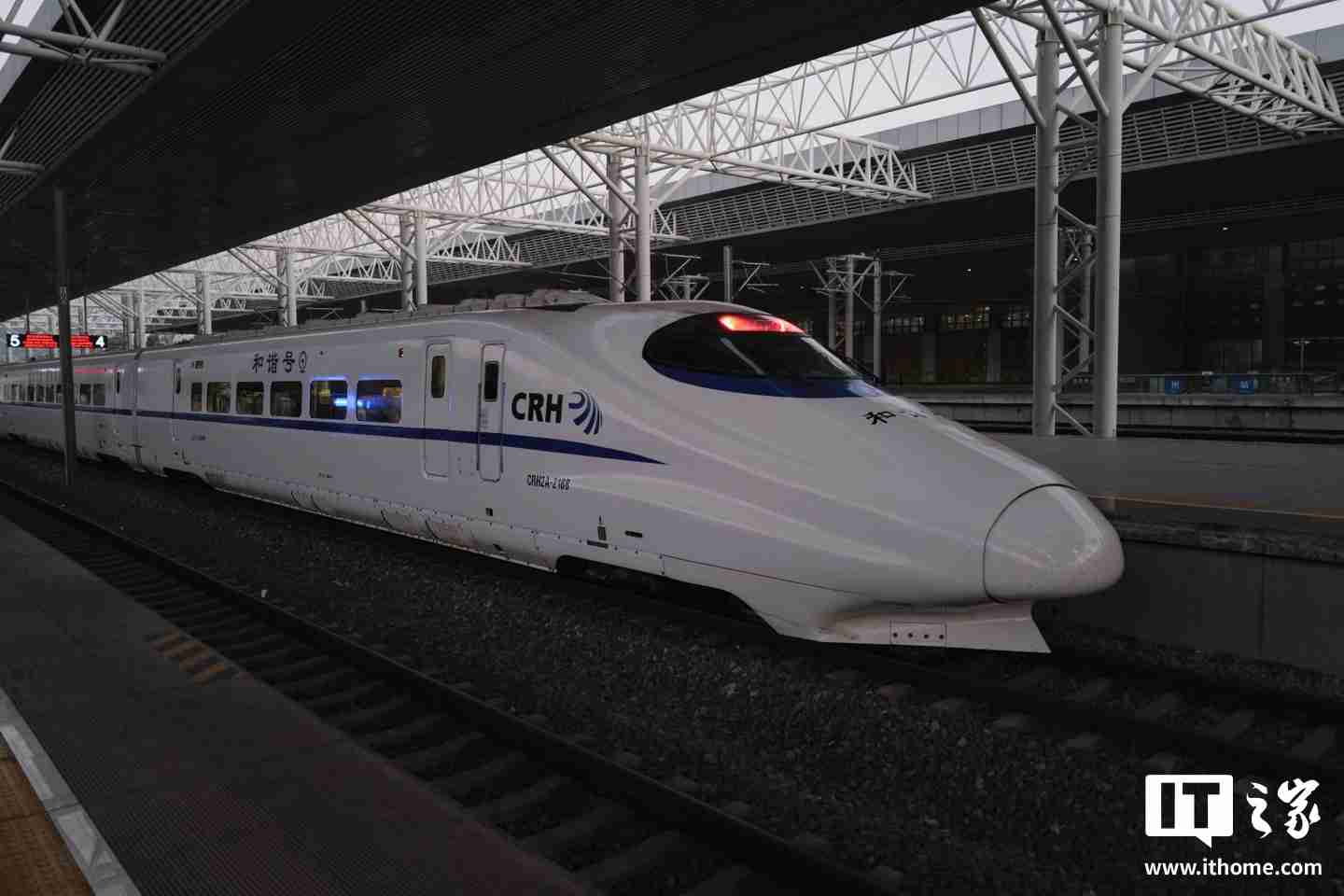 2025 国庆中秋假期第三天，全国铁路预计发送旅客 1825 万人次