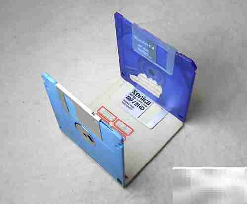 废弃软盘变身迷你花盆