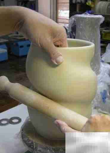 中国龙纹陶瓷瓶制作