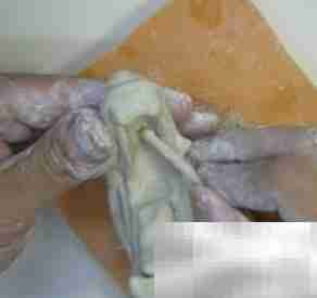 中国龙纹陶瓷瓶制作