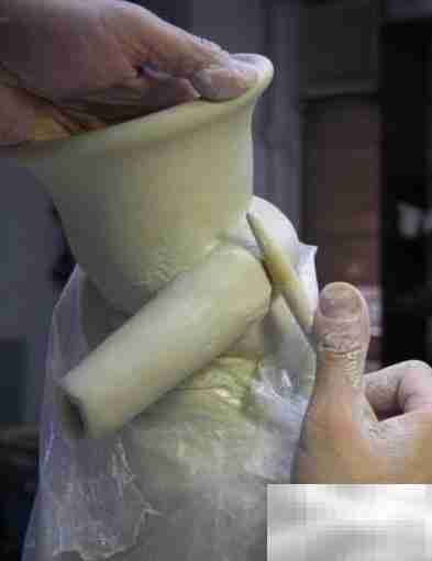 中国龙纹陶瓷瓶制作