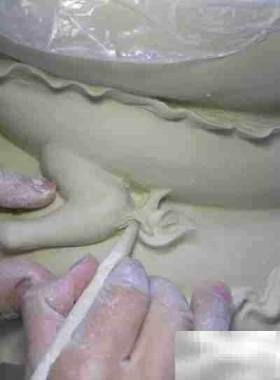 中国龙纹陶瓷瓶制作