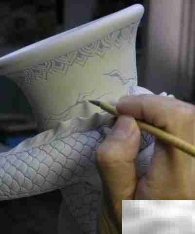 中国龙纹陶瓷瓶制作