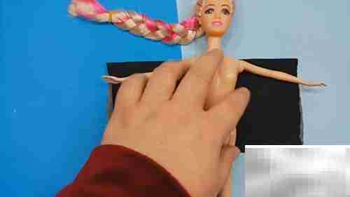 芭比黑衣酷炫登场