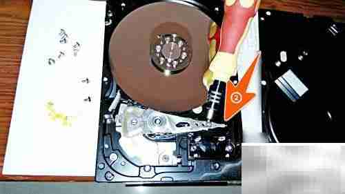 机械硬盘拆解揭秘内部结构