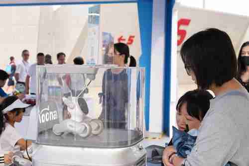 Loona宠物机器人“萌翻”2025中网球场