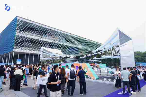 斑马智行全球首发全模态端侧大模型解决方案 推动智舱进入AI时代