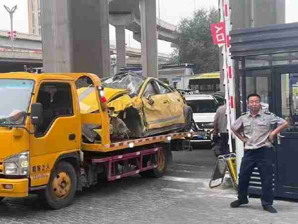 新疆一小米SU7 Ultra从山上翻滚10多米而下 车主无碍