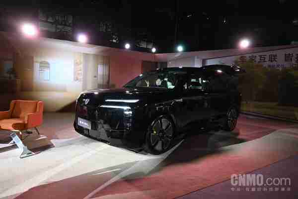 腾势N8L上市 5.2米大六座 零百最低3.9秒 29.98万起