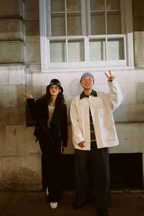 杜海涛晒与章泽天伦敦看展合照 章泽天一头蓬松卷发 松弛感拉满