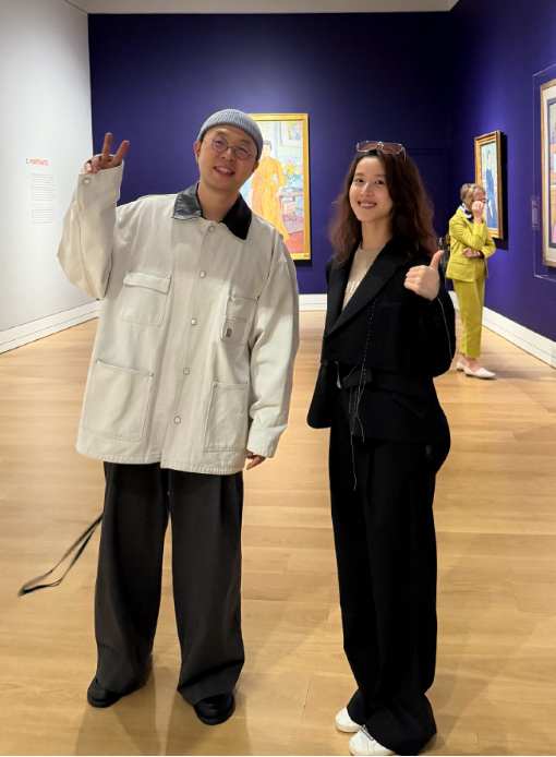 杜海涛晒与章泽天伦敦看展合照 章泽天一头蓬松卷发 松弛感拉满