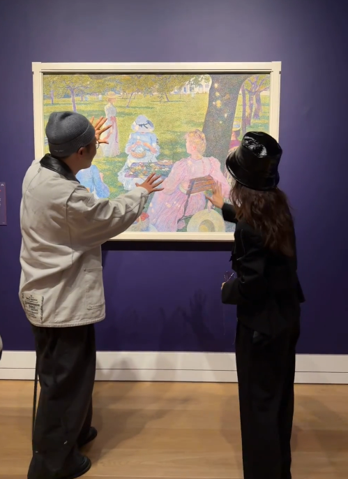 杜海涛晒与章泽天伦敦看展合照 章泽天一头蓬松卷发 松弛感拉满