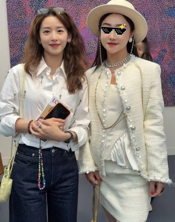 杜海涛晒与章泽天伦敦看展合照 章泽天一头蓬松卷发 松弛感拉满