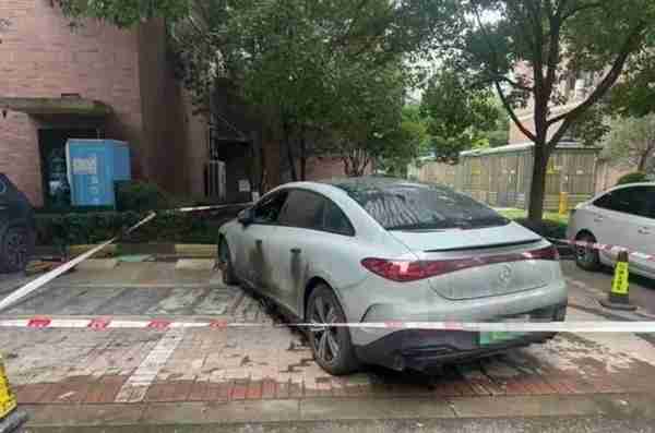 36万的奔驰EQE地库起火烧毁多车 车主：厂家只赔15万