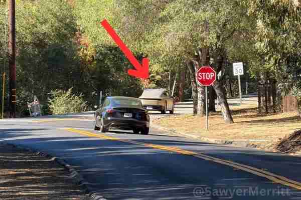 装了后视镜坐上司机 特斯拉Cybercab自动驾驶出租车首次公开测试