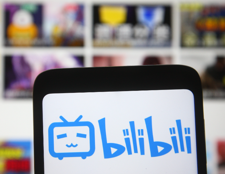 《哔哩哔哩》下载完整视频到手机相册教程