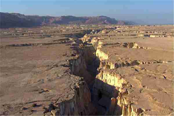 以下哪一项是地球上最长的裂谷带有大地伤疤的称号