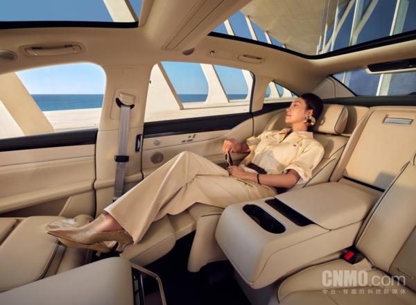 72小时订单破8000台！鸿蒙智行年底压轴轿车新款享界S9以“颠覆者”姿态来了