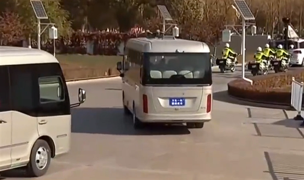 车牌写万无一失 神二十一全新转运车红旗国悦亮相