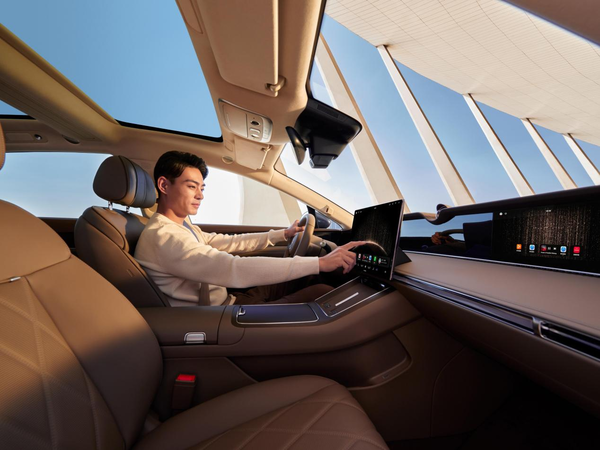 鸿蒙智行最美轿车驾到!享界S9开订2小时订单破3000台