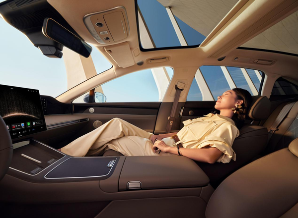 鸿蒙智行最美轿车驾到!享界S9开订2小时订单破3000台