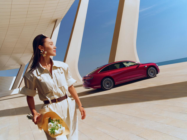 鸿蒙智行最美轿车驾到!享界S9开订2小时订单破3000台