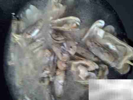 蒜末拇指蛤汤:鲜香开胃