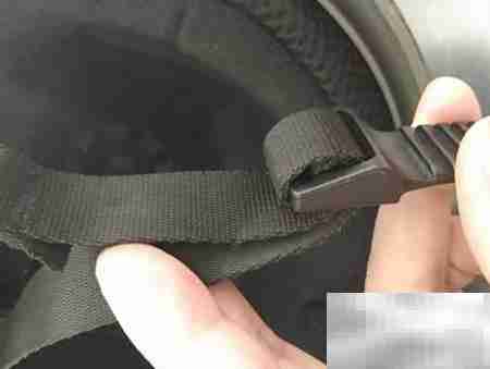 电动车头盔日字扣系法图解