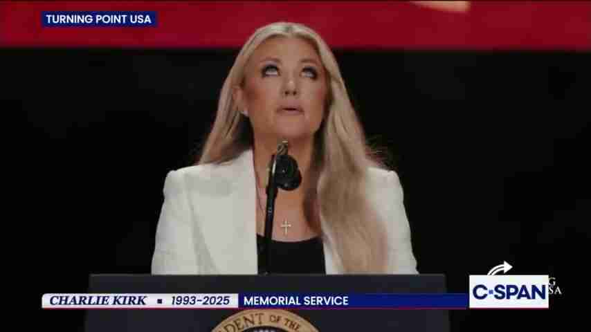 行为分析师解读：特朗普拥抱Erika Kirk事件的深层含义