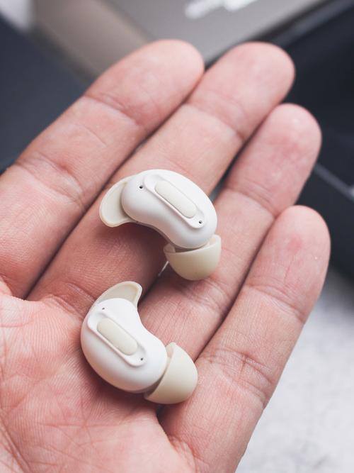 山水TW20和先科A8Lite哪款更轻巧便携_山水与先科迷你蓝牙耳机对比评测