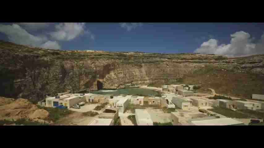 探索海岸线极限运动:悬崖跳水与水下天堂的完美融合