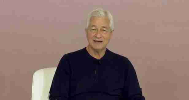 普通人会被AI取代？摩根大通CEO点名这3个能力 永远有工作做！