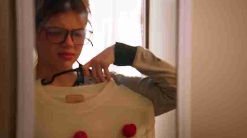 摆脱贫民窟！丑小鸭变天鹅：查莉的励志故事