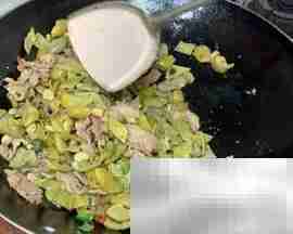 猪肉炒狗儿豆做法详解