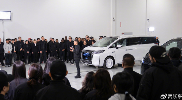 贾跃亭：FX Super One首台预量产车下线 FX 4明年问世