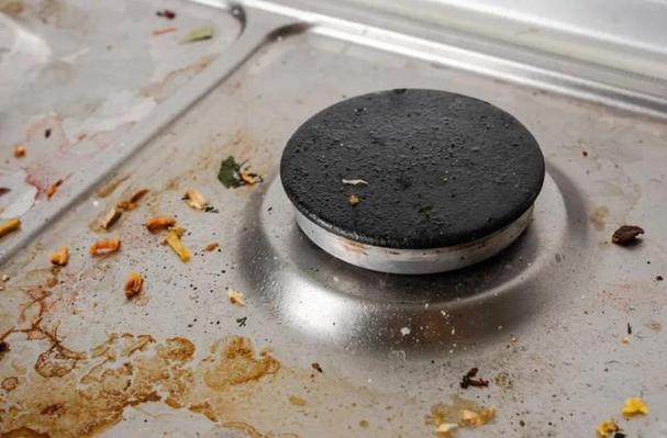 厨房置物架上的油污怎么清理？ 金属和塑料置物架的清洁方法有何不同