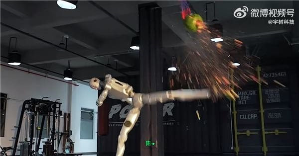 宇树 H2 机器人训练视频曝光：回旋踢碎西瓜、踹飞 60 公斤沙包