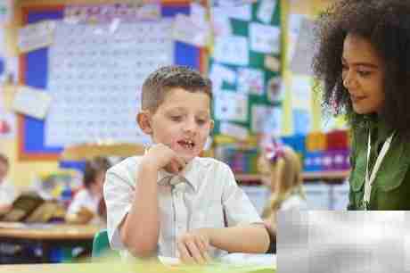 哪个单词错了：he wants go to school