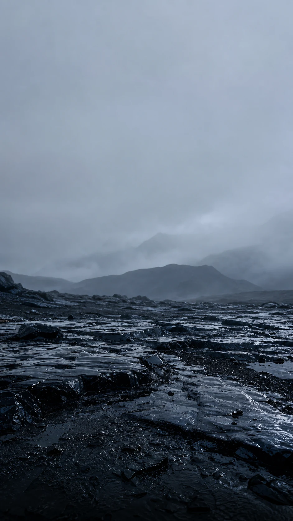雨后黑曜石火山台地主壁纸,冷灰湿润岩面位于下半部并为锁屏时间区保留雾层留白