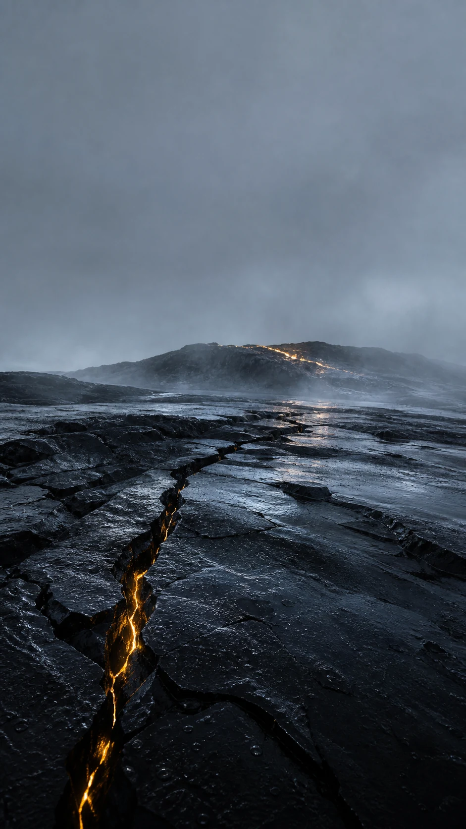 雨后黑曜石火山台地变体,熔金微光从下方岩缝和远处岩脊透出,顶部仍保留锁屏留白