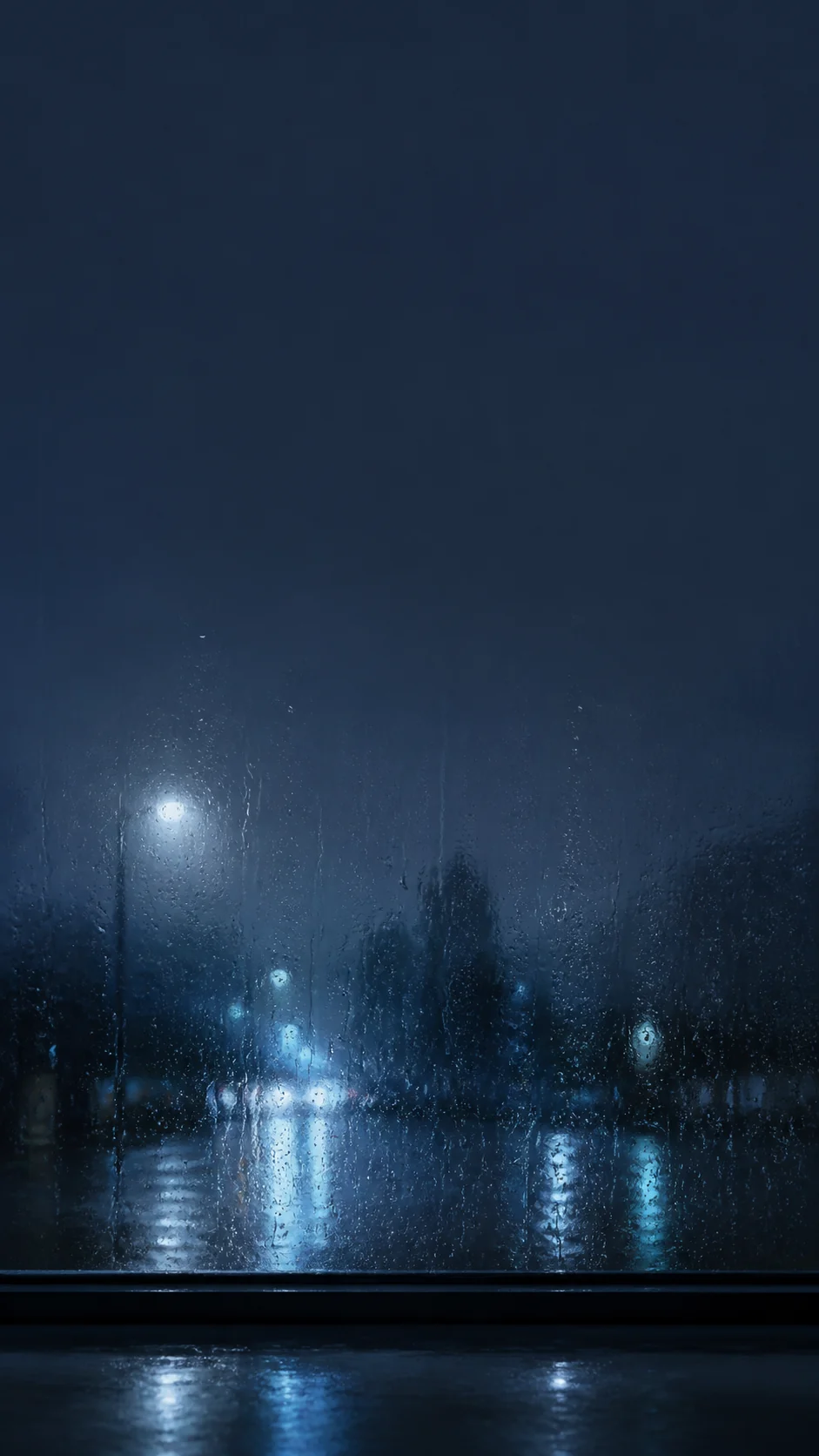 冷蓝雨夜湿玻璃锁屏壁纸,街灯反射集中在下方并为顶部时间区保留暗色留白