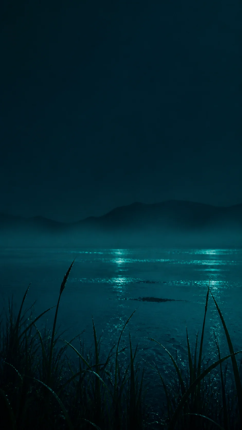 青绿色雨夜盐湖手机壁纸变体,湿润芦苇位于底部并保留干净顶部空间