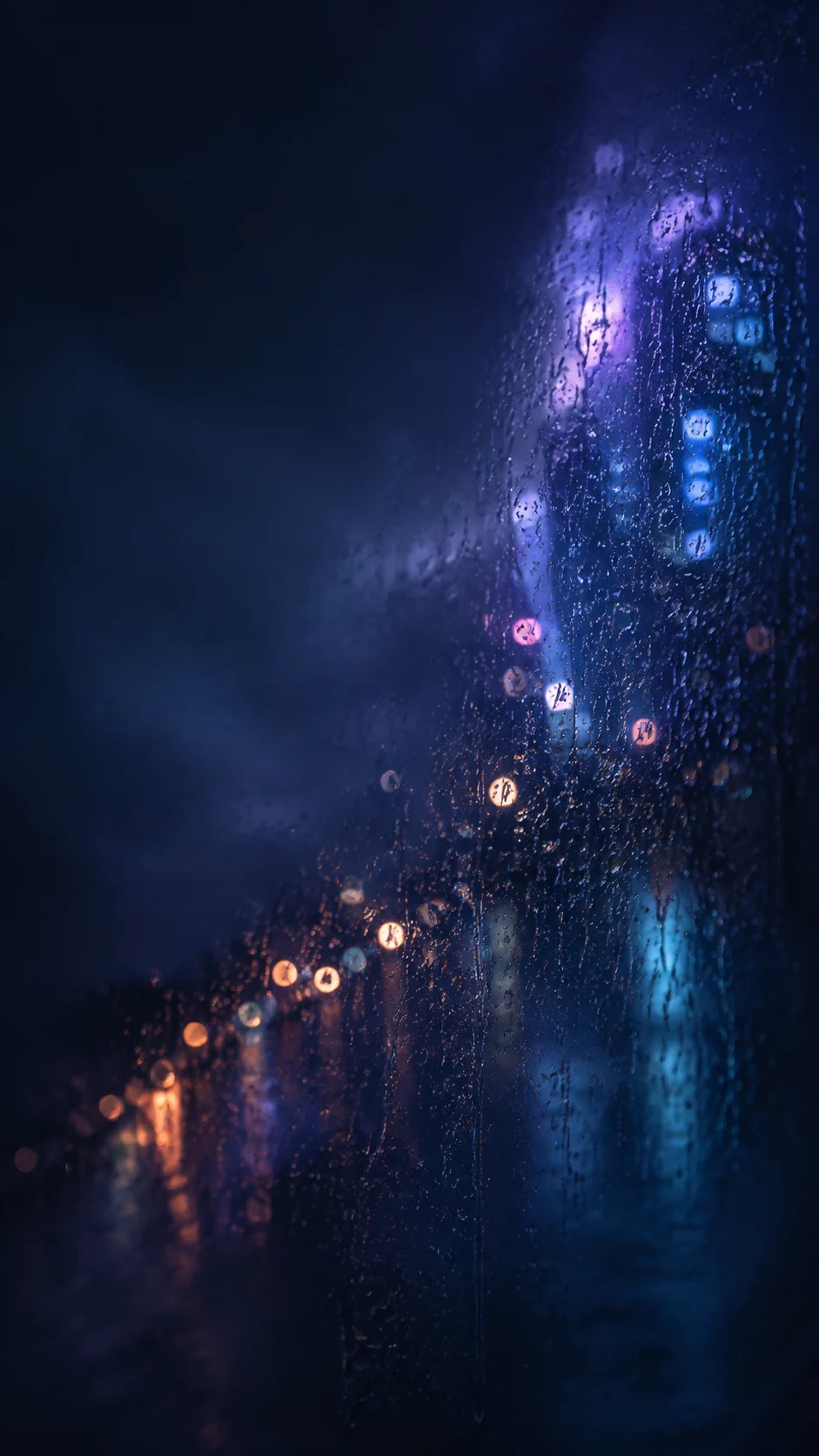 雨窗霓虹光斑手机壁纸主图,顶部深色留白与中下部柔和虚焦光斑